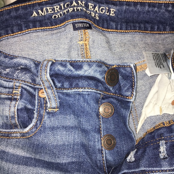 AE light washed distressed Tomgirl jeans - Picture 6 of 8